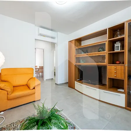 Homiday - New House - Aeroporto - Free Parking Apartman *